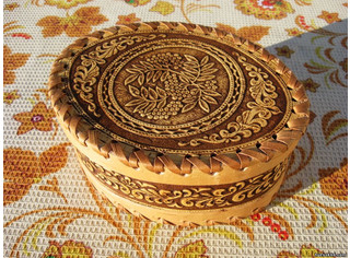 Шкатулка шитая овальная 