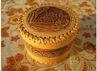 Шкатулка круглая шитая