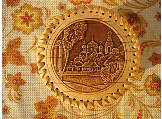 Шкатулка круглая шитая