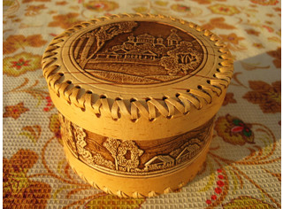Шкатулка круглая шитая