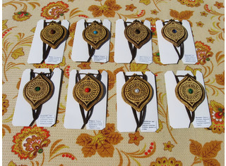 Кулон из бересты с камнем