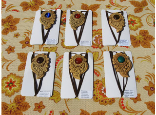 Кулон из бересты с камнем 