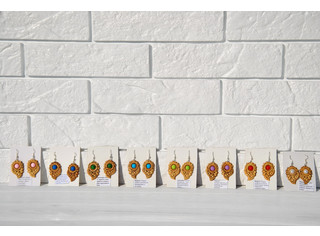 Серьги резные с камнем