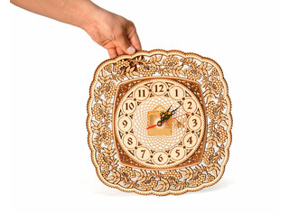 Часы резные квадратные 