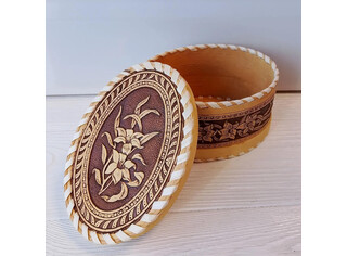 Шкатулка шитая овальная 
