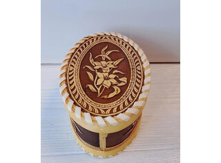 Шкатулка шитая овальная 